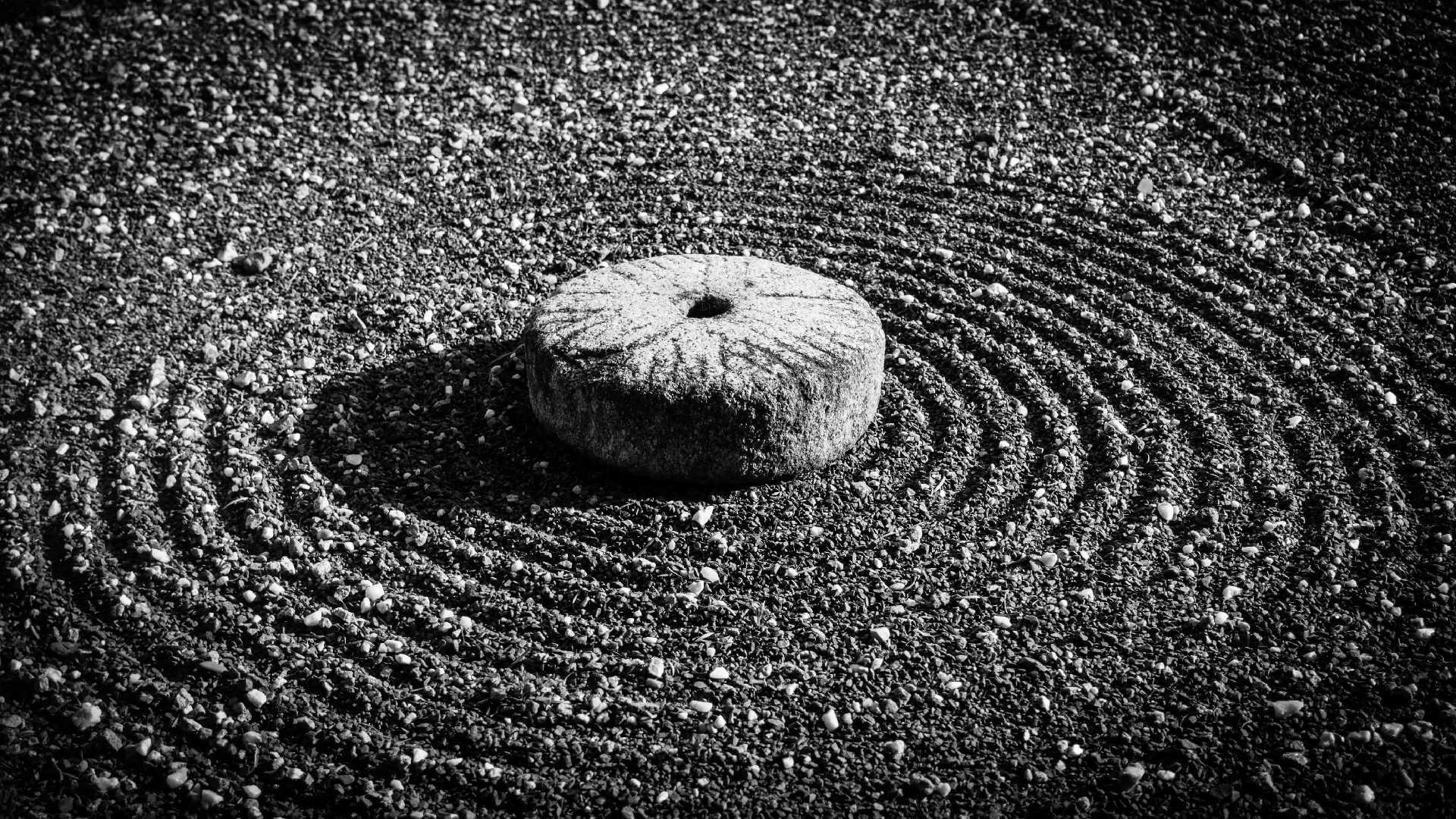 zen-garten-stein-mit-loch