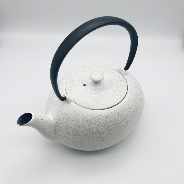 jap-gusseisenkanne-weiss